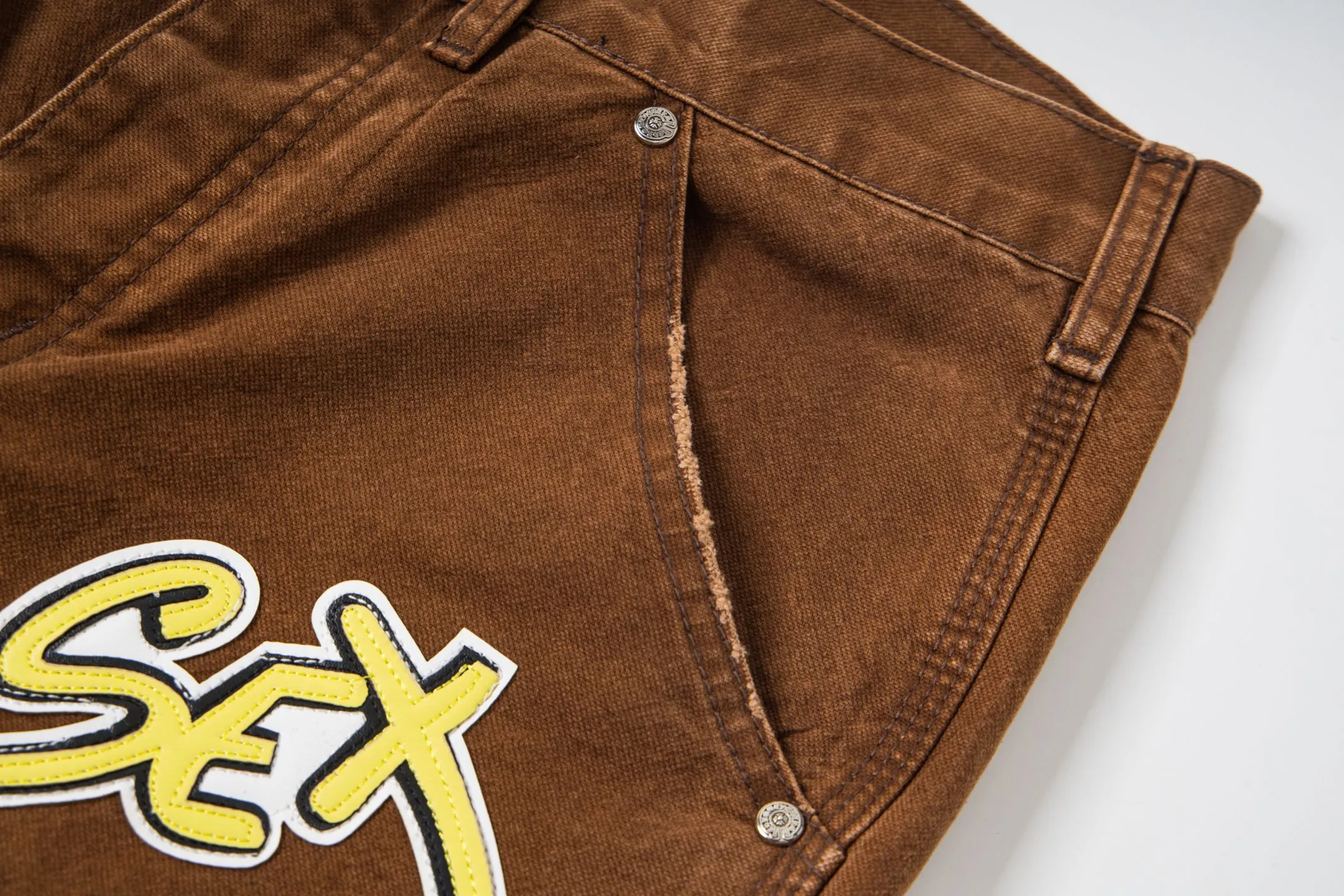 P260 Chrome Hearts new logging pants, yellow patchwork leather embroidered jeans, are a hot trend this season and are sought after by countless celebrities and fashionistas. The neat details of the cutting process add color to the playful fashion! The neat and meticulous design, and the well-fitting structure is unique. The upper body not only has outstanding recognition, but also looks younger and younger. A style with the ultimate wearing meaning and performance, gorgeous color matching, and the craftsmanship of this style is also extremely extraordinary. After the finished product is washed, it is disassembled and hand-made with sheepskin cross leather and then spliced ​​together to complete. The whole piece has too many craftsmanship to describe. It is decorated with patchwork cross flowers and high-waisted washed jeans! ! Absolutely high-end luxury product, a god-level single product, a super popular product, made by top heavy industry, a magic weapon that cannot be missed. Style number: 1848# Size: 28 30 32 34 36 Color: yellow brown